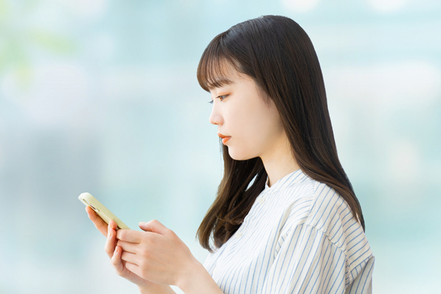 スマホを見る女性